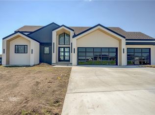 16 Checotah Bluff Cir, Greenwood, MO 64034