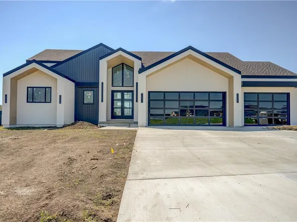 16 Checotah Bluff Cir, Greenwood, MO 64034
