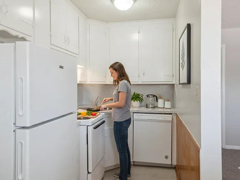 DeVille Apartments — Photo 20