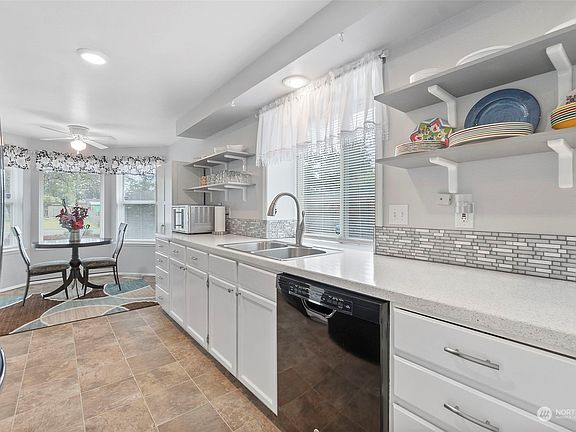 Galley kitchen is large enough for multiple cooks plus the eat-in kitchen is the perfect location for morning coffee or tea!>