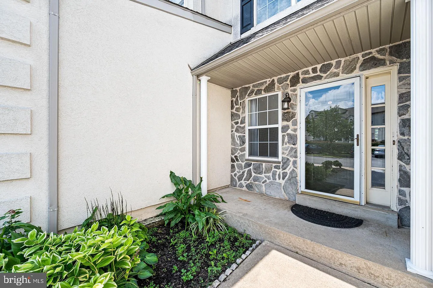 3 bed, 2.5 bath, 2714 sqft, $3,400 — Photo 2