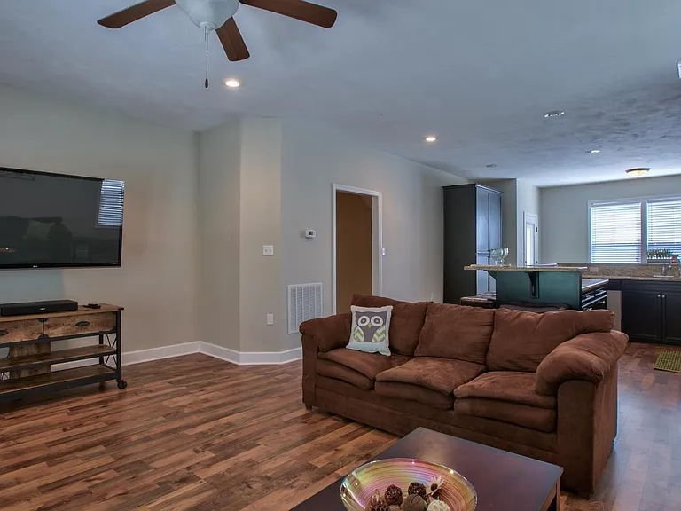 1864 Belle Vue Way — Photo 8