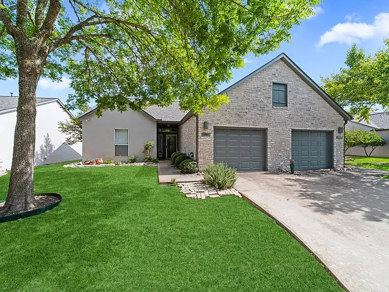 1008 Edinburgh Dr — Photo 1