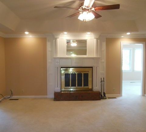 GREATROOM W/ FIREPLACE