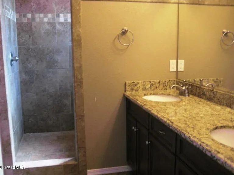 545 Green Village Ct #B — Photo 7