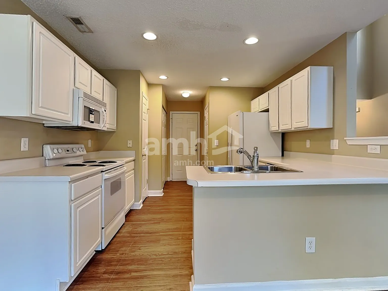 3 bed, 2.5 bath, 1390 sqft, $1,925 — Photo 3