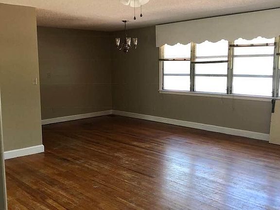 Large living room, lots of windows