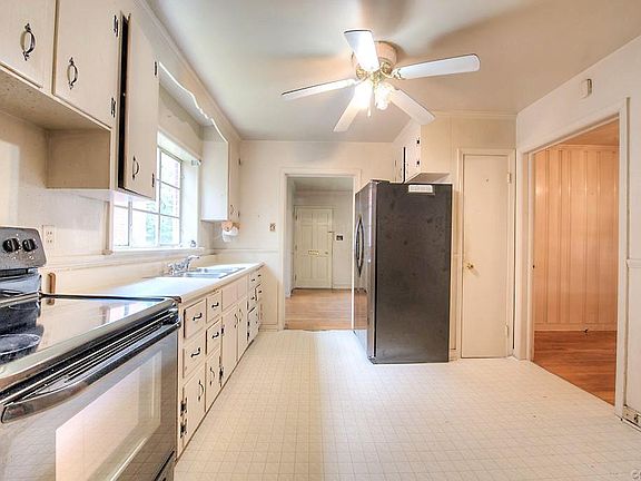 4th image of 4001 Augusta Ave