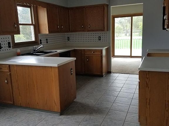 3rd image of 139 Old Meadow Ln