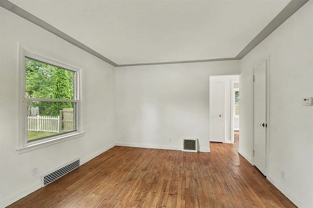2 bed, 1.0 bath, 696 sqft, $1,300 — Photo 3