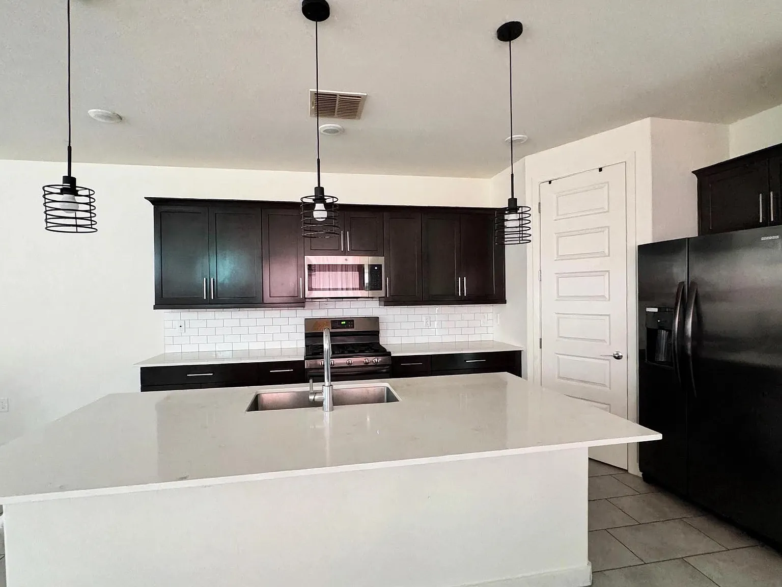 3 bed, 2.5 bath, 2046 sqft, $2,699 — Photo 3
