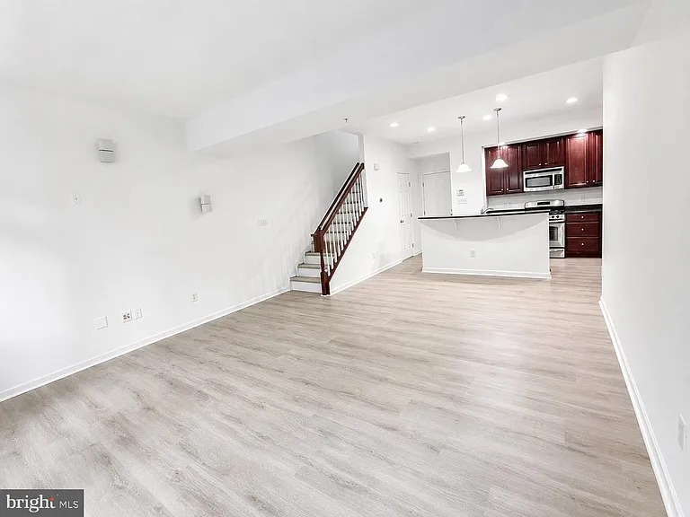 2585 Eastbourne Dr — Photo 10