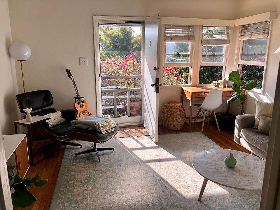 Living room. Door and windows face west/the ocean