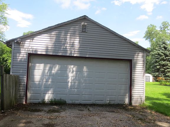 4th image of 1061 Carlton Dr