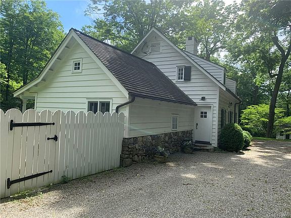 5th image of 415-423 Indian Brook Ln