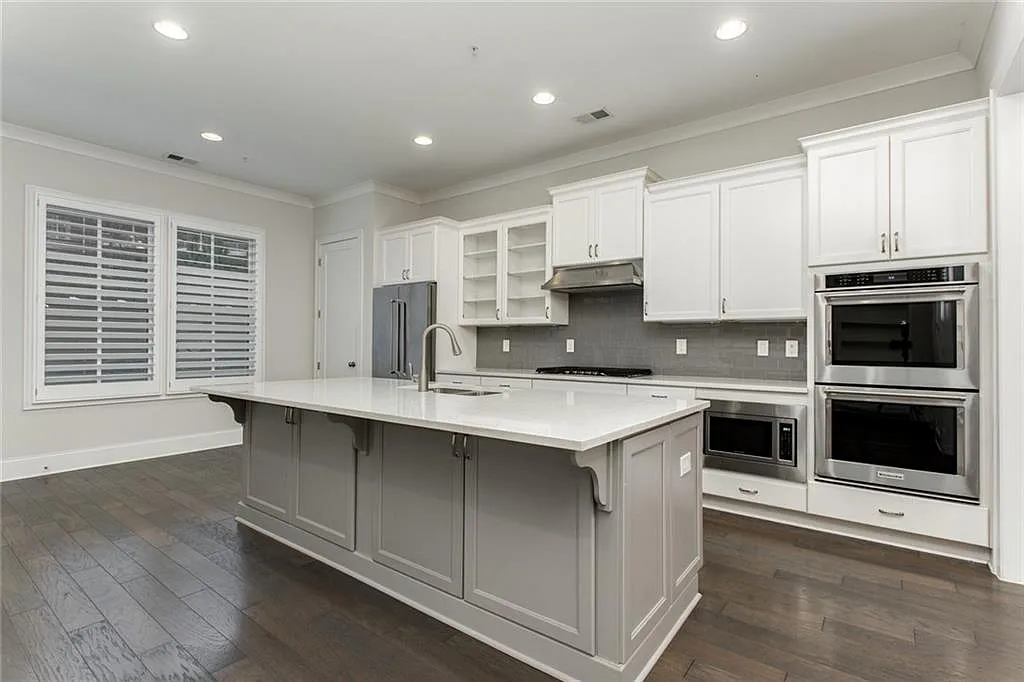 3 bed, 3.5 bath, 3785 sqft, $5,400 — Photo 4