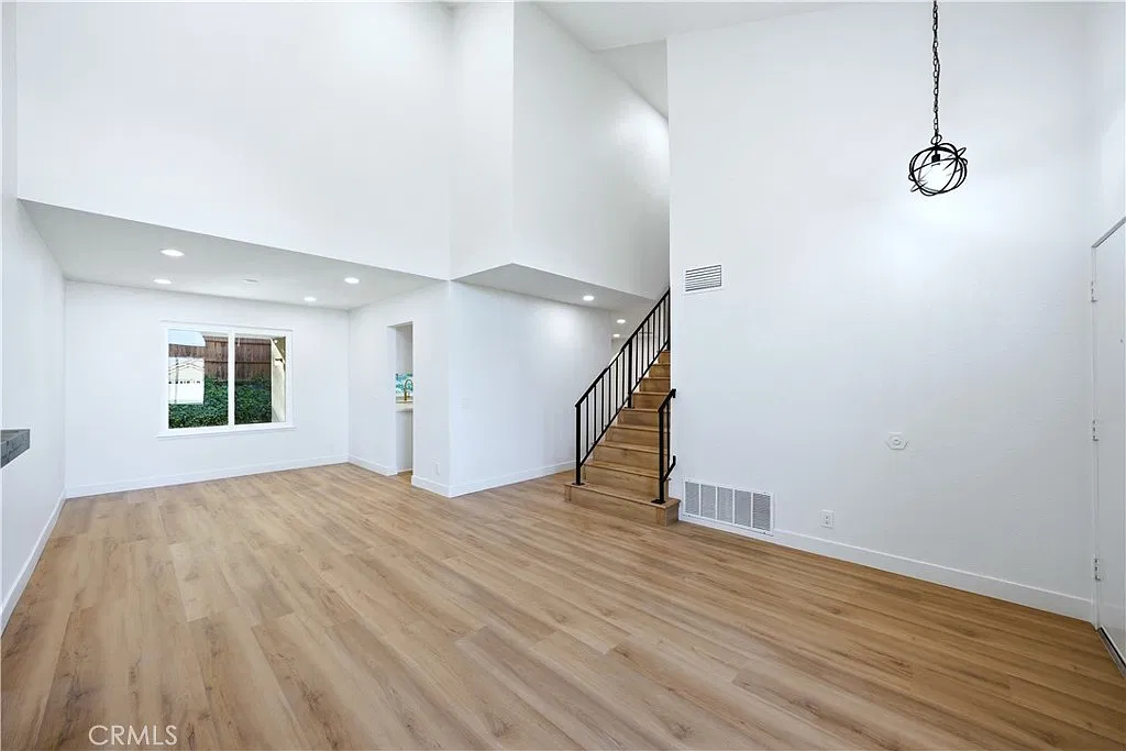 4 bed, 2.5 bath, 1934 sqft, $4,200 — Photo 3