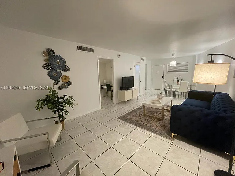 1881 Washington Ave #4D — Photo 2