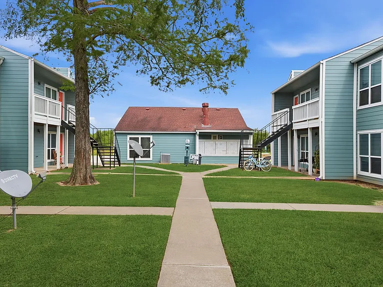 Henderson Grove Apartments — Photo 8