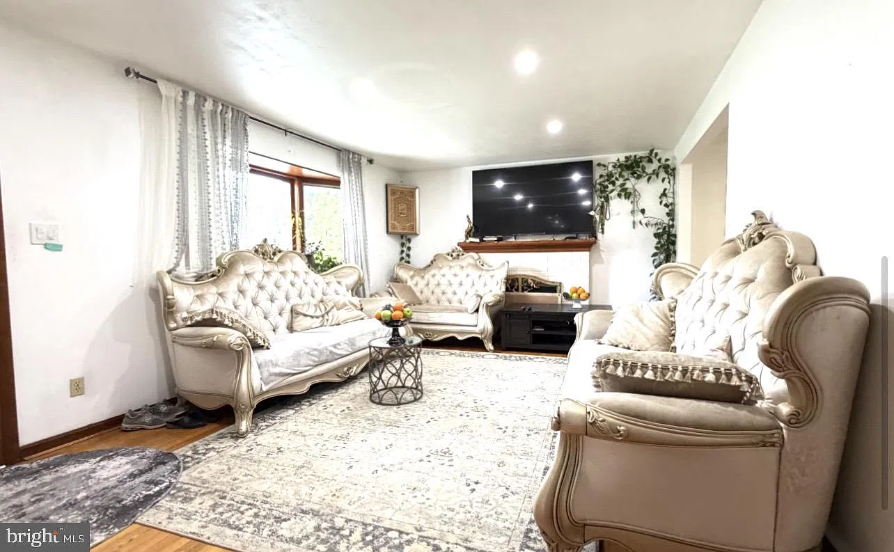 3 bed, 2.0 bath, 1220 sqft, $3,900 — Photo 1