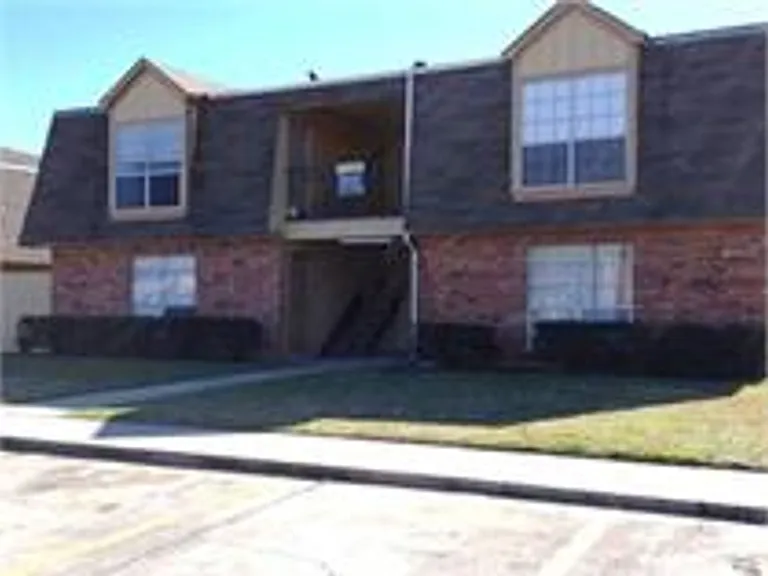 256 Monarch Dr — Photo 2