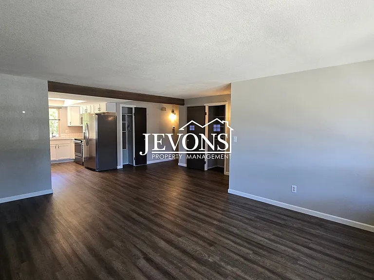 803 S 68th Ave — Photo 4