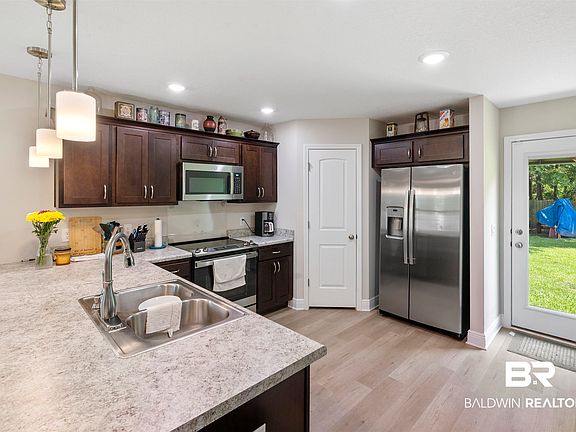 5th image of 105 Cottage Ln