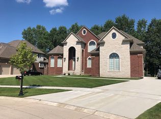 55652 Lochmoor Dr, Shelby Township, MI