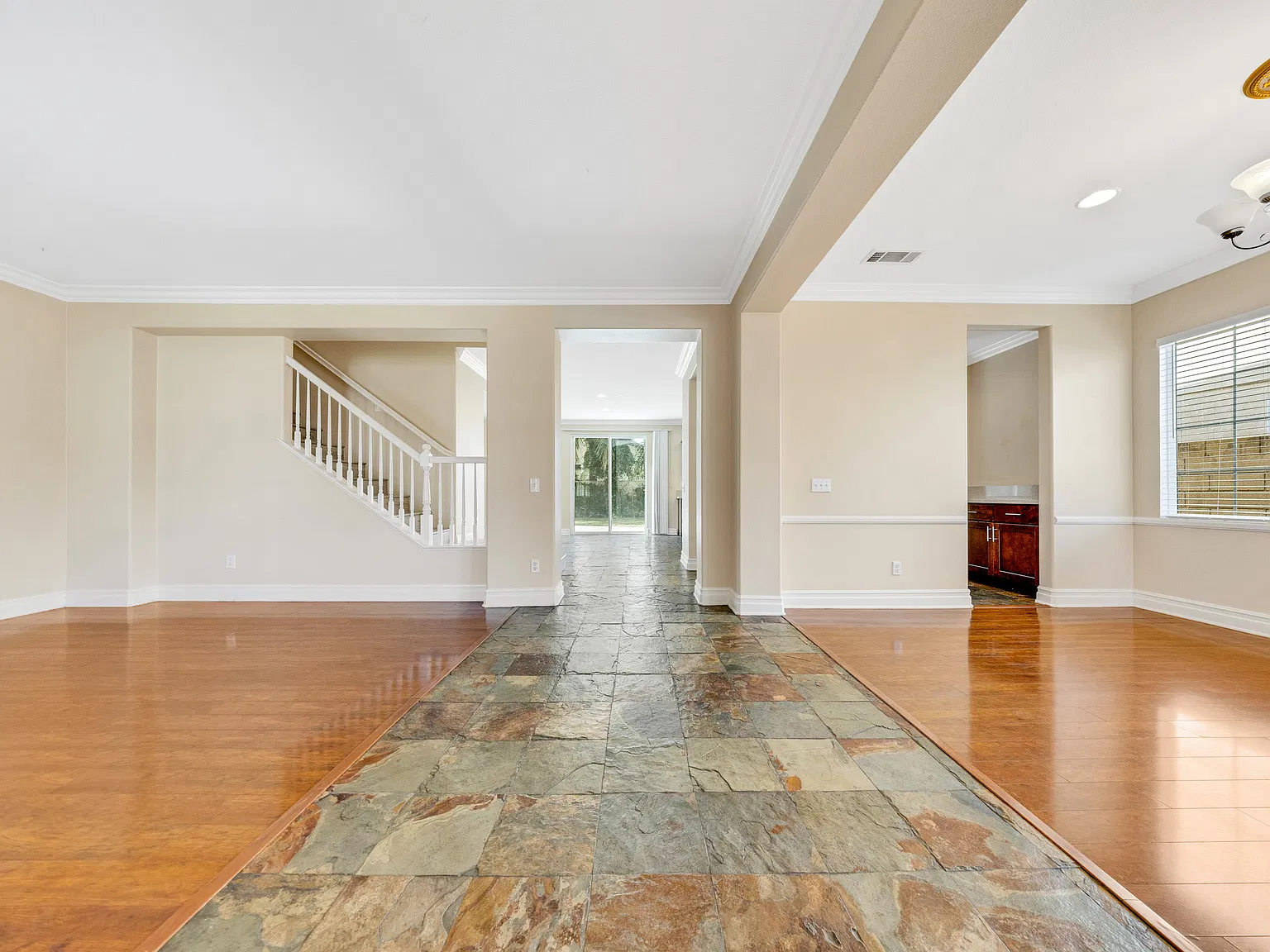 5 bed, 3.5 bath, 3770 sqft, $4,200 — Photo 3
