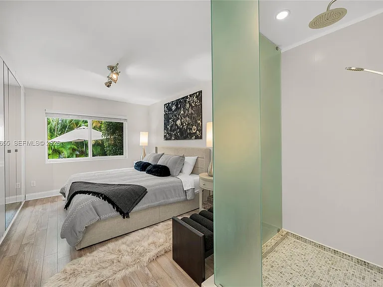 736 W 51st St — Photo 11