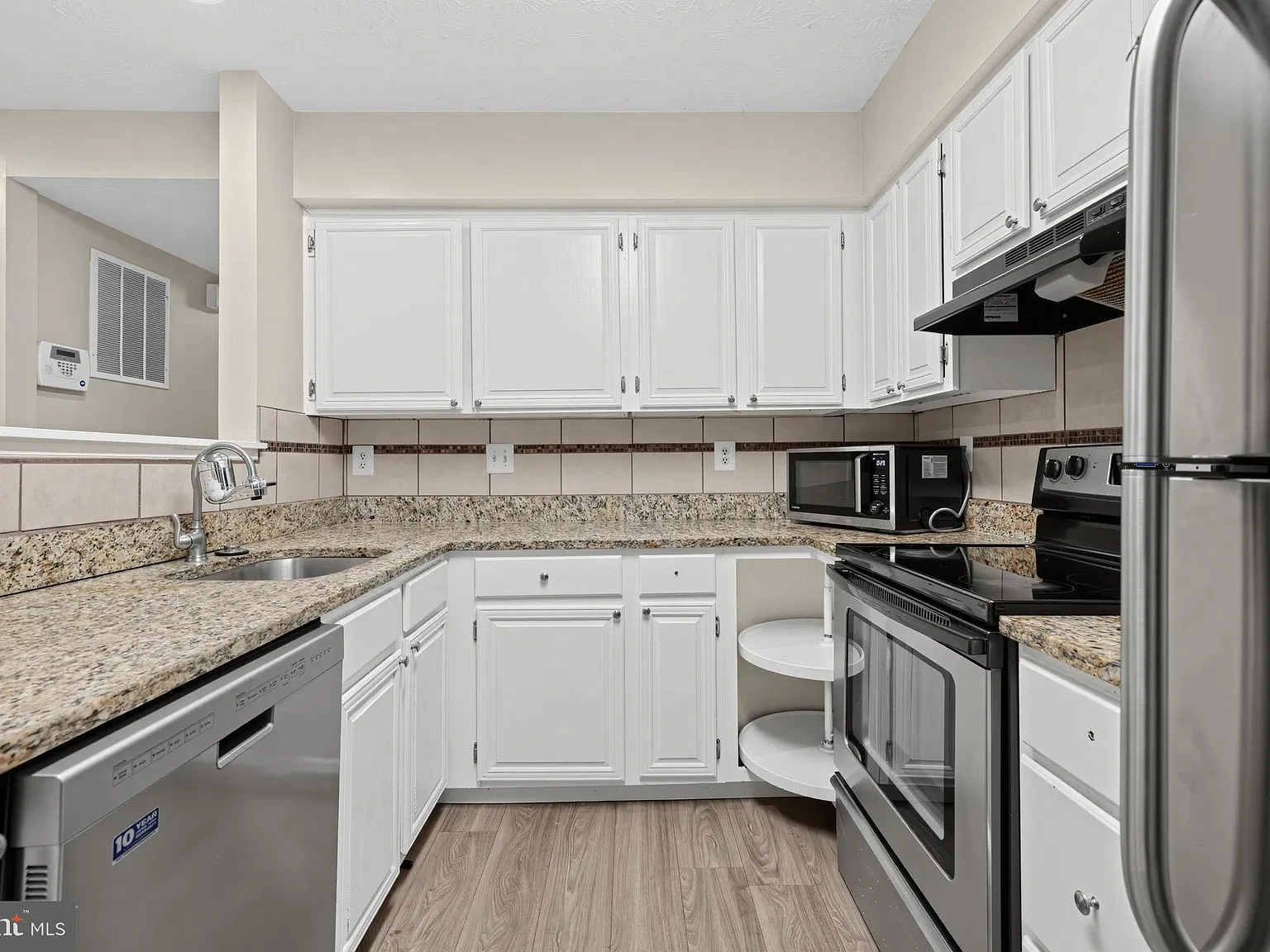 4 bed, 2.5 bath, 1846 sqft, $3,200 — Photo 2