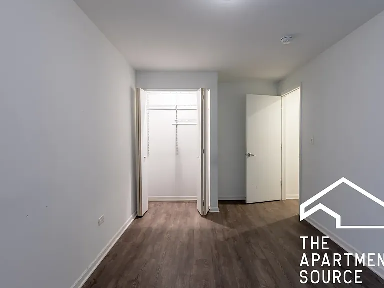 938 W Winona St #9 — Photo 7