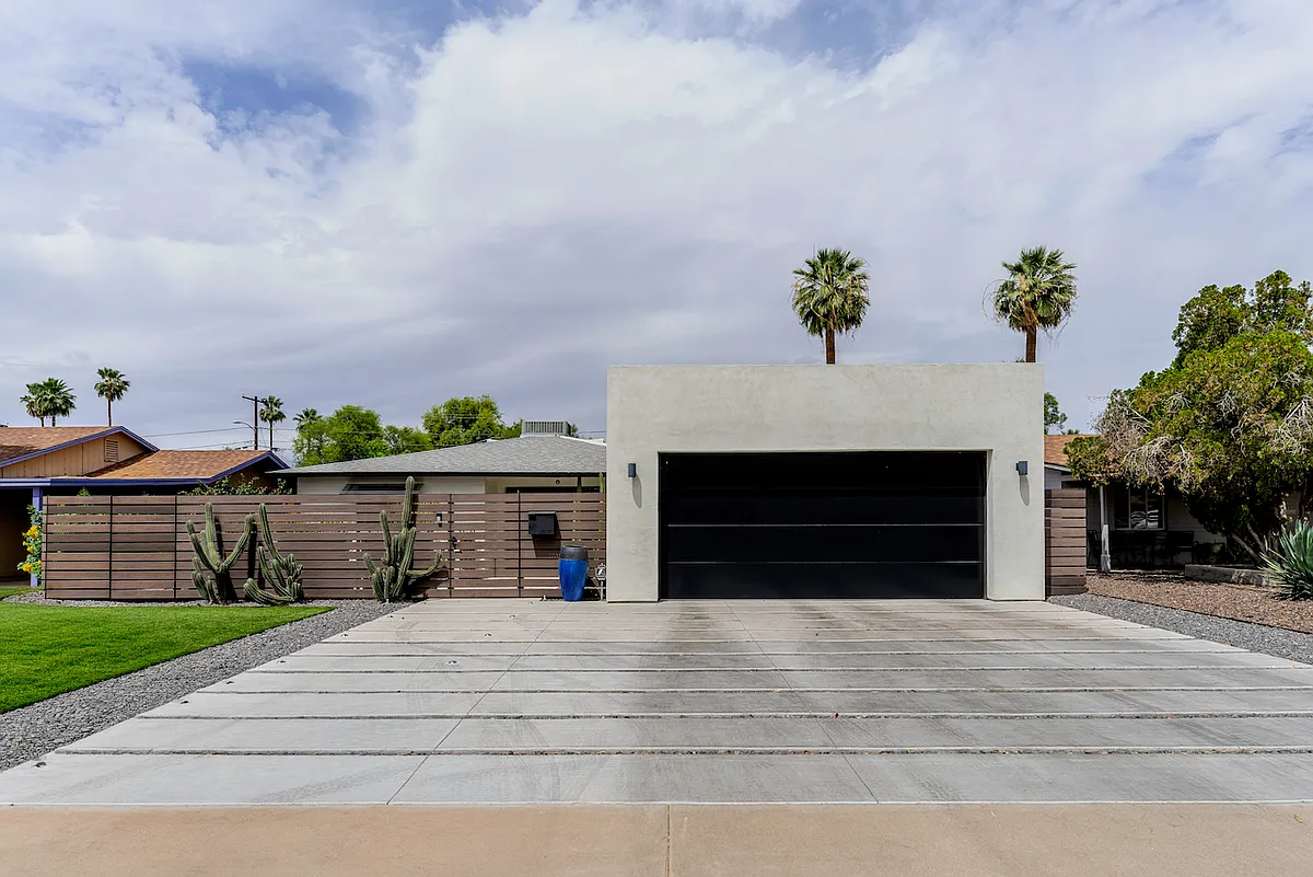 Building Photo - 2220 E Weldon Ave