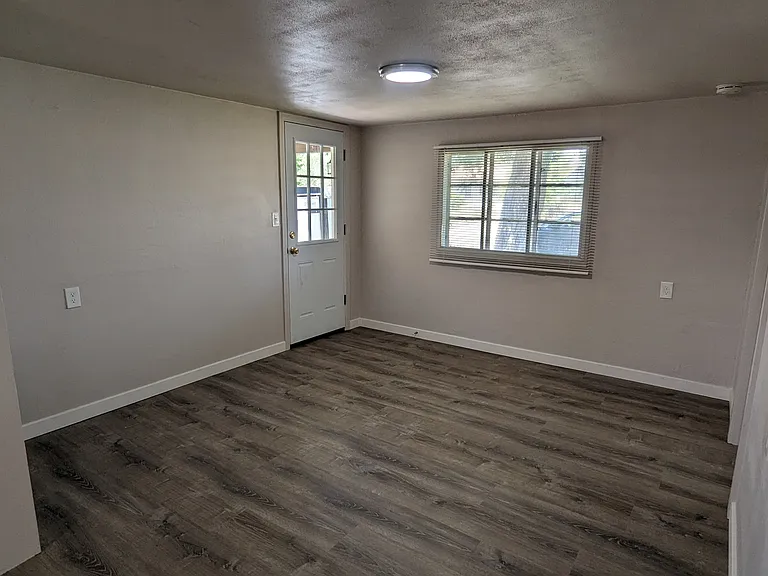 1002 S Junction Ave — Photo 3
