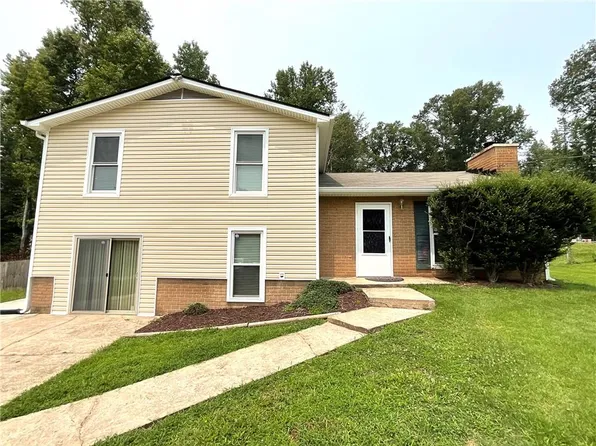 2082 Chestnut Log Dr, Lithia Springs, GA 30122