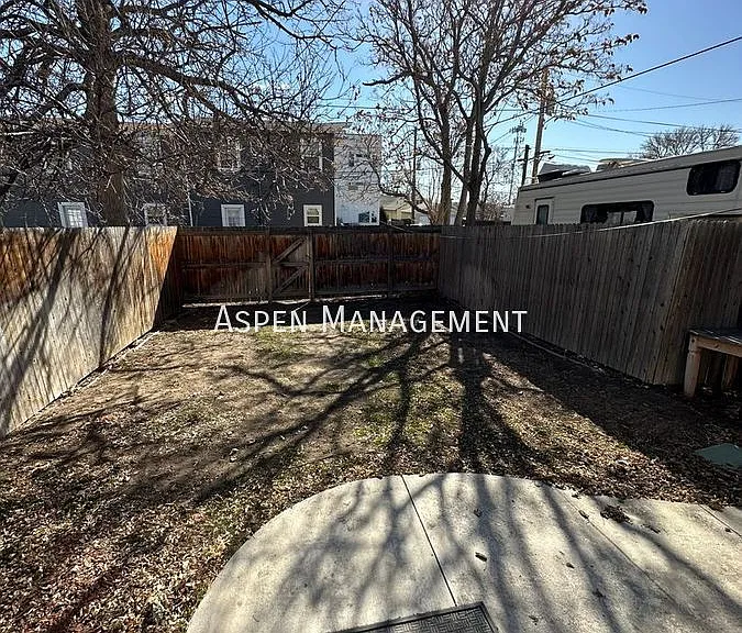 1734 Hooker St — Photo 5