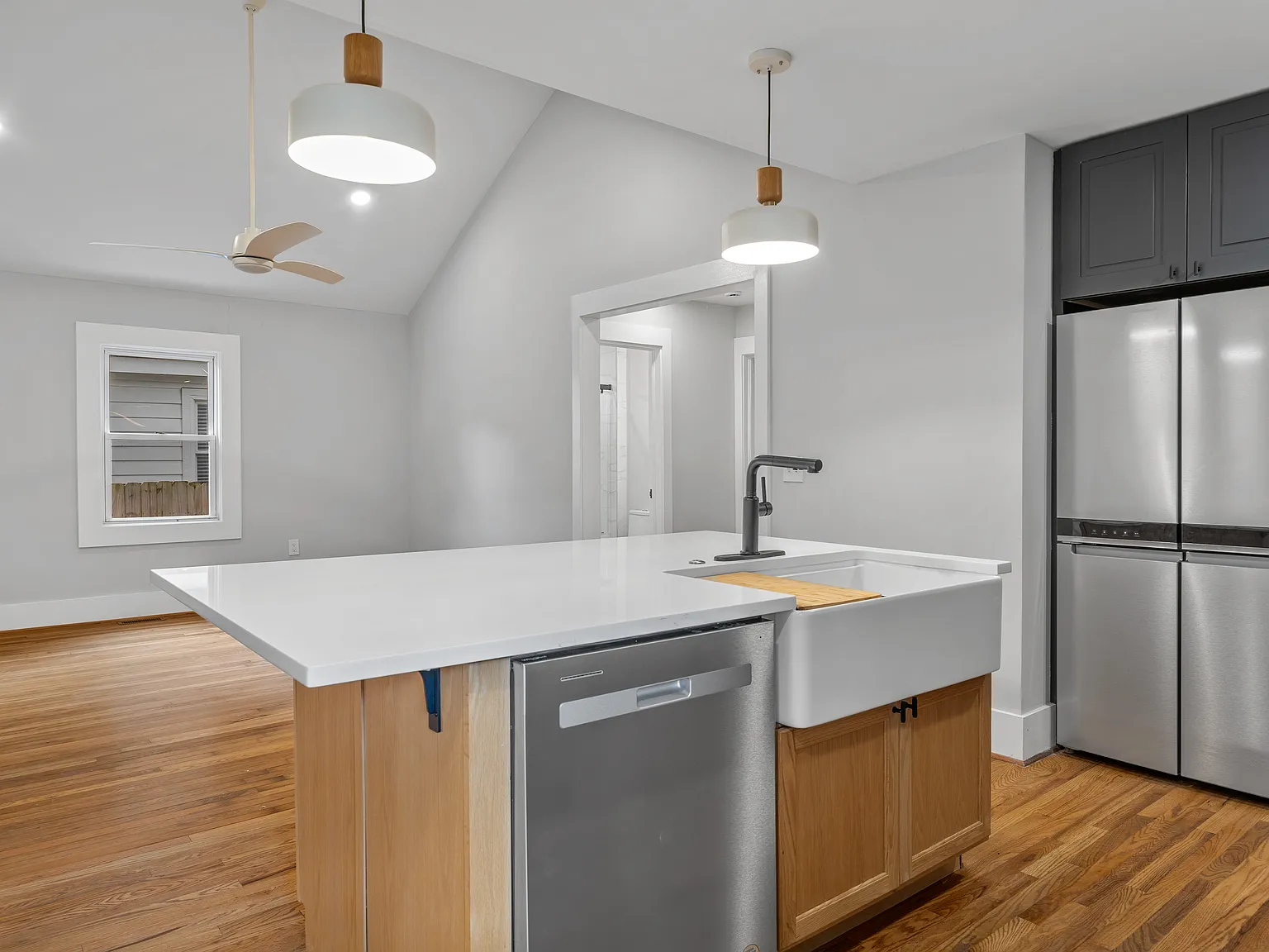 2 bed, 836 sqft, $2,295 — Photo 3