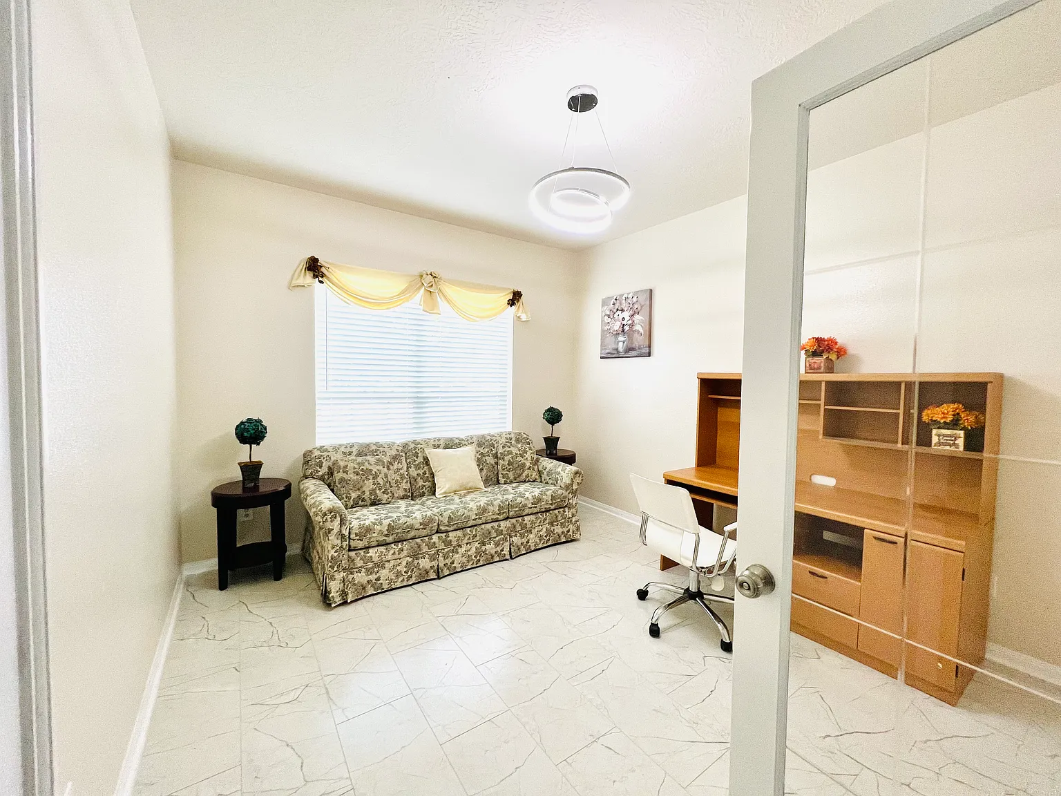 4 bed, 2.5 bath, 2897 sqft, $3,000 — Photo 2
