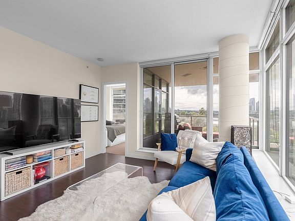 4th image of 1708 Columbia St #608