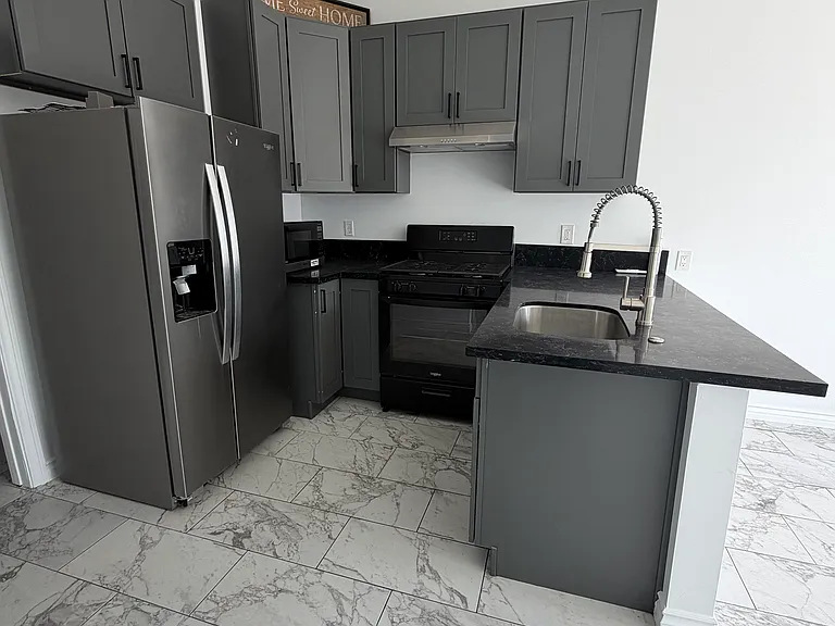 kitchen : appliances included Refrigerator, stove , microwave