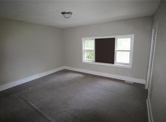 4th image of 427 Greeley Ave