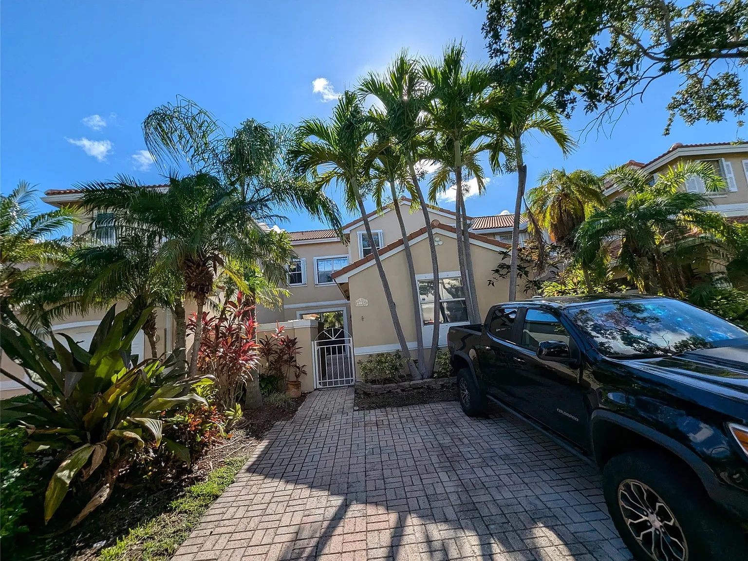 3 bed, 3.0 bath, 1604 sqft, $3,600 — Photo 3