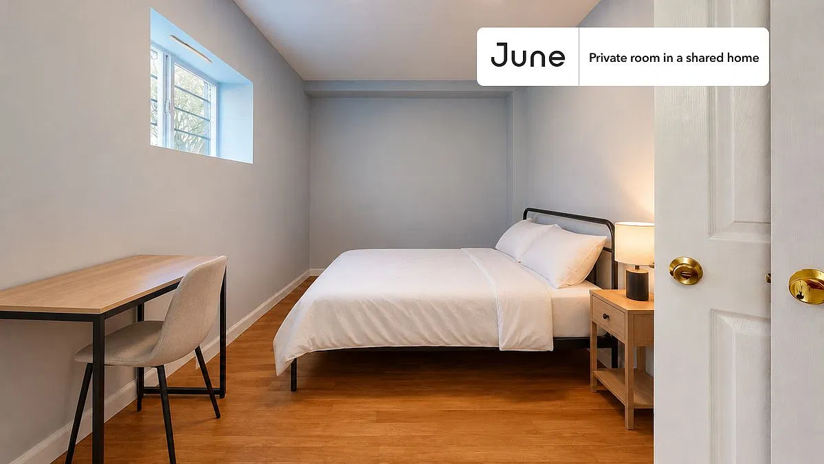 Queen bedroom in 7 bed/6 bath home in Dupont Park #1811 G — Photo 1