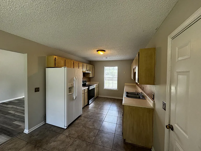 451 Sabreena Cir — Photo 4