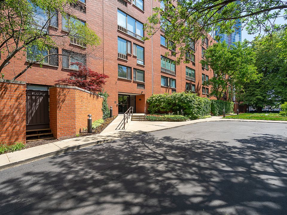 1st image of 1115 S Plymouth Ct APT 116