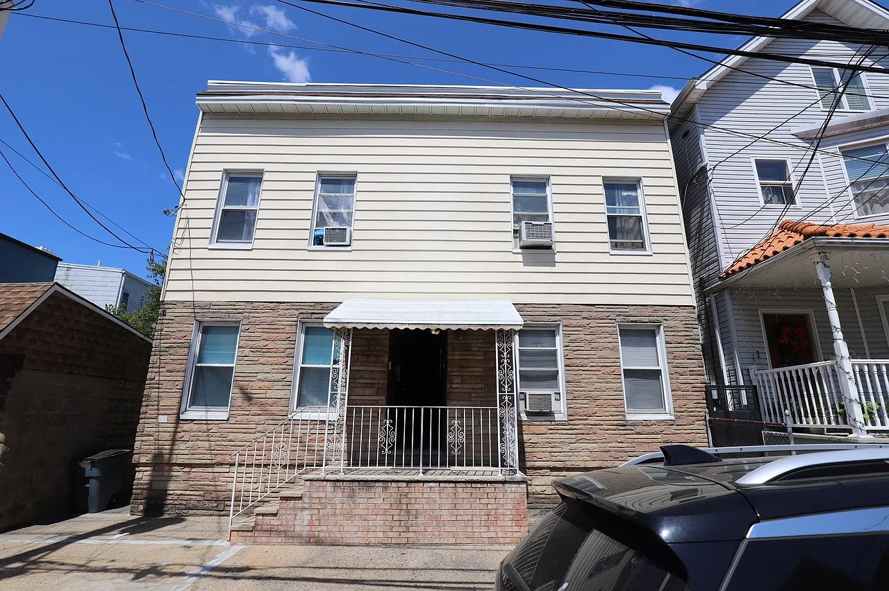 2 bed, $1,900 — Photo 1