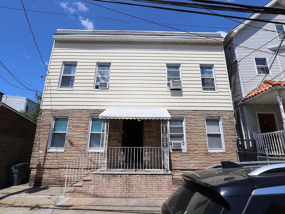 9 Maple St #2L