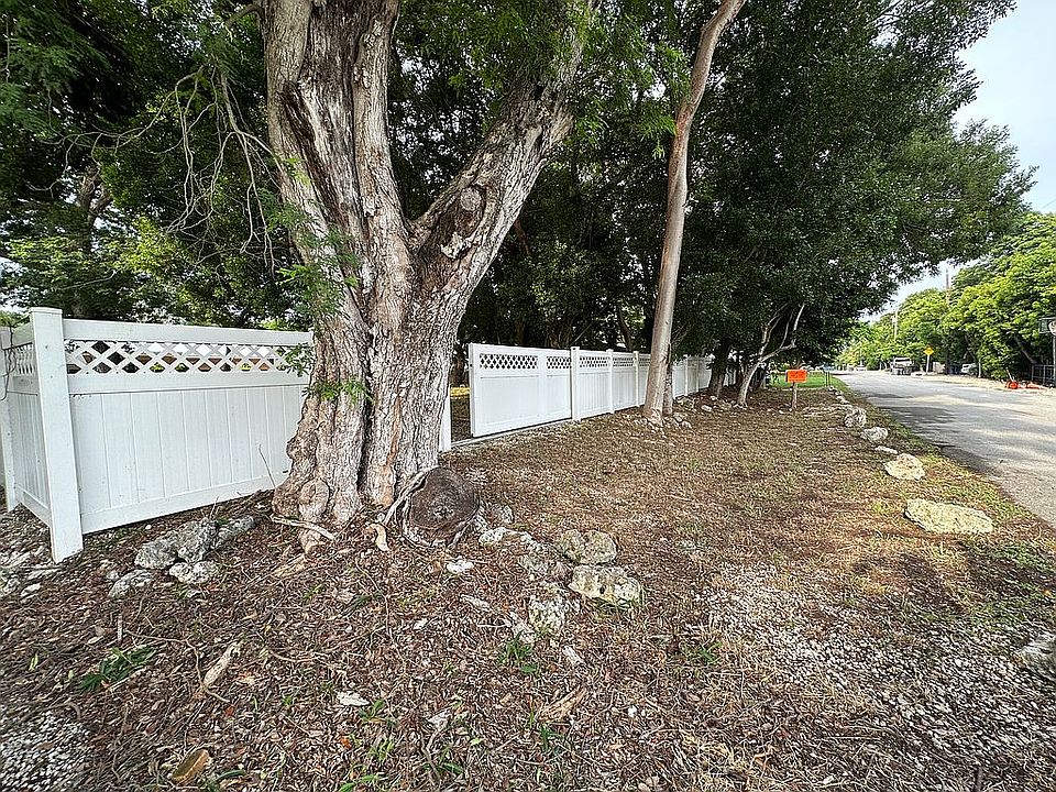 Bonito Ave.. street frontage