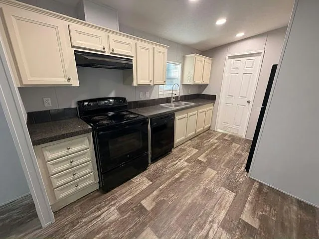 3 bed, 2.0 bath, 1056 sqft, $1,795 — Photo 4