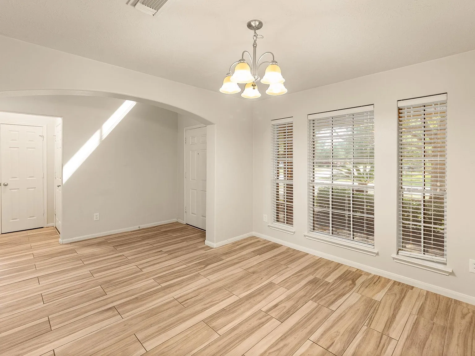 4 bed, 2.5 bath, 2150 sqft, $2,400 — Photo 4